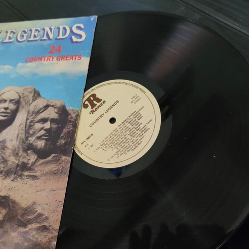 Country Legends vinyl record like new, 24 greats