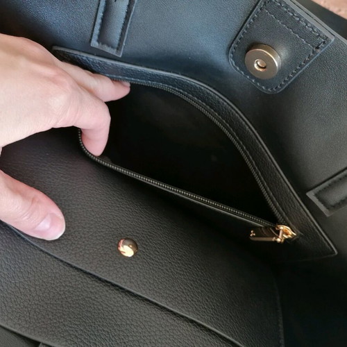Axel shoulder bag black like new