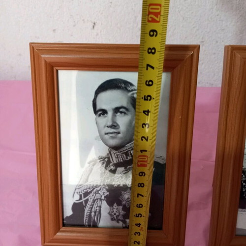 Old picture frames like new with kings set