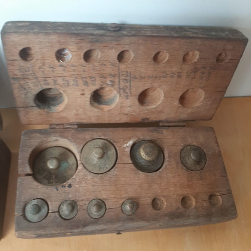 Wooden boxes with brass weights used, pack of 3, total 19 weights
