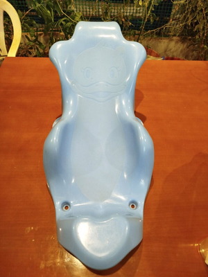 Пластична стойка за бебешка вана като нова, синя