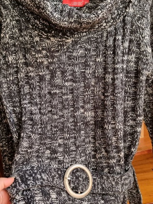 Pullover with turtleneck and belt like new, size L, black and white