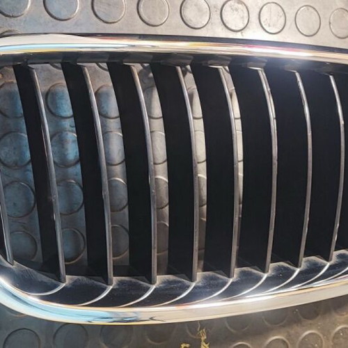 BMW Series 3 F30-F31 grille badge used chrome-black