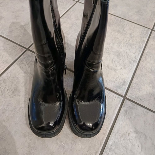 Patent leather ankle boots new with medium heel size 39 black