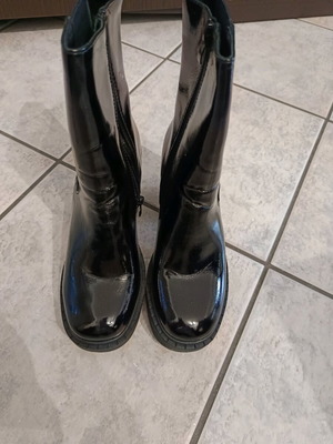 Patent leather ankle boots new with medium heel size 39 black