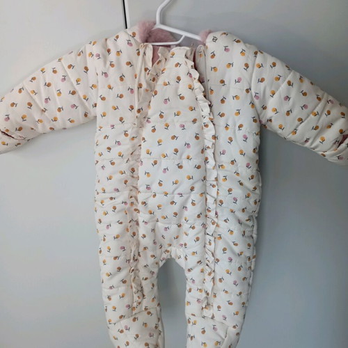 Baby jumpsuit like new for 6-month-old girl