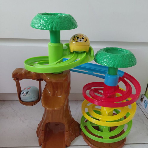 Playgo Treehouse Playset like new with two figures and swing