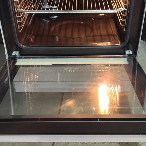 Electrolux Ceramic Stove like new, fully functional with two trays