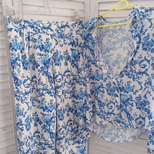 Studio 83 medium set like new, white and blue