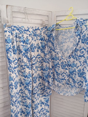 Studio 83 medium set like new, white and blue
