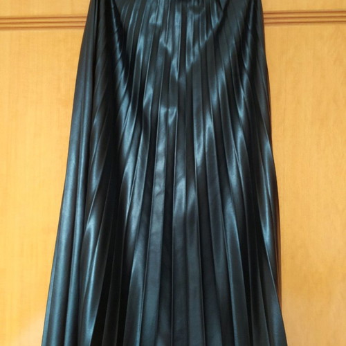 Women’s pleated black leatherette skirt Reline new