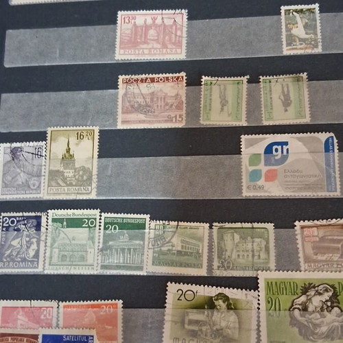 Stamp album like new with over 550 stamps from various countries