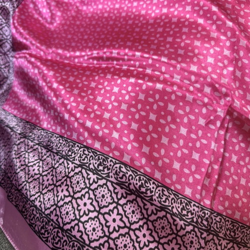 Scarf 90x90 in like new condition, high quality, very soft