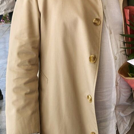 Burberry's trenchcoat like new, beige