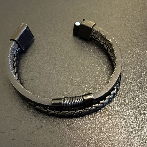 Leather men's bracelet with magnetic clasp new, black