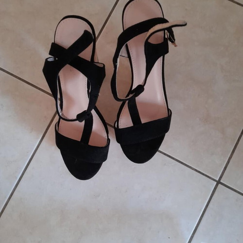 Ideal Shoes black suede platform sandals size 39