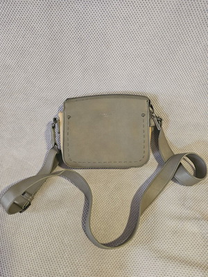 David Jones crossbody bag like new, khaki, 20cm x 16cm, zipper, multiple pockets