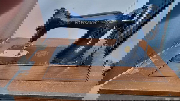 ΑΝΤΊΚΑ Ραπτομηχανή SINGER με έπιπλο