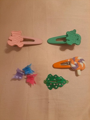 Set of 7 children's hair clips like new