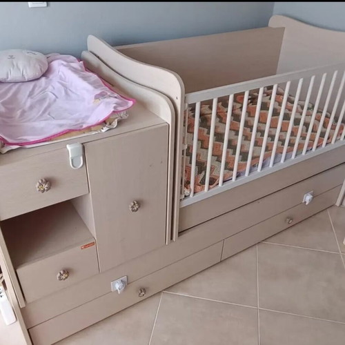 Multifunctional baby cot with changing table and teen bed like new