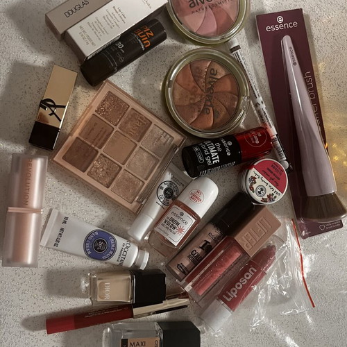Makeup set like new, assorted cosmetics