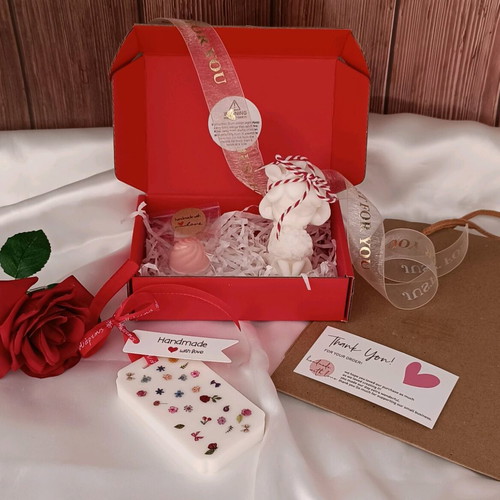 Decorative gift set candle girl with rose bouquet and lilac tablet new