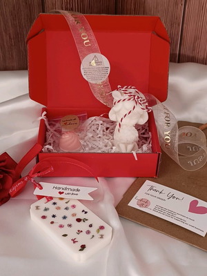 Decorative gift set candle girl with rose bouquet and lilac tablet new