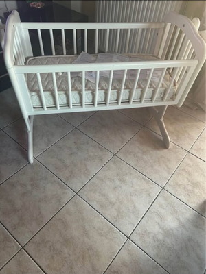 Cradle like new with mattress