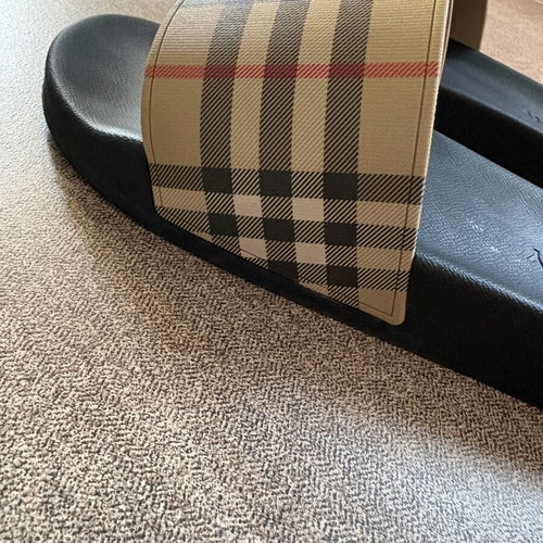 Burberry flip flops like new, size 45, black and orange