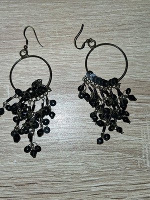 Dangling earrings used with black stones