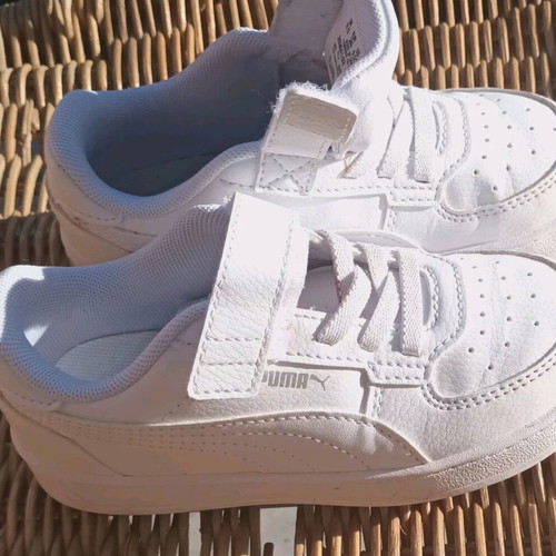 Unisex Puma sneakers size 26 like new, white