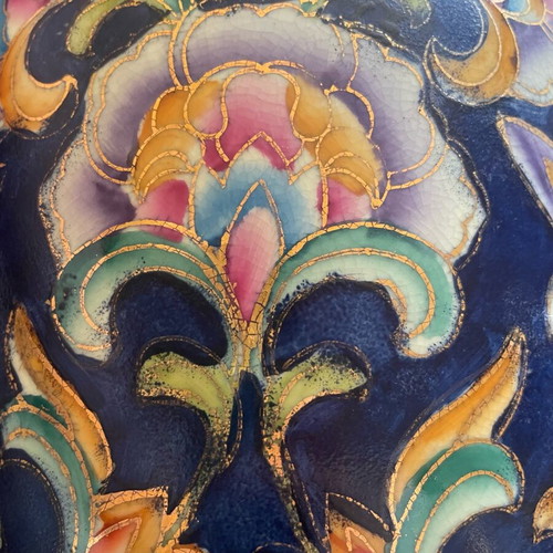 Satsuma vase large, like new, porcelain with colorful designs