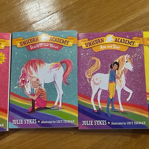 Unicorn Academy βιβλία για παιδιά ηλικίας 6-9 ετών κατόπιν παραγγελίας
