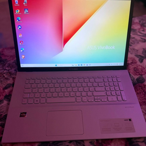 Asus VivoBook 17” Ryzen 3 8GB RAM 500GB SSD like new
