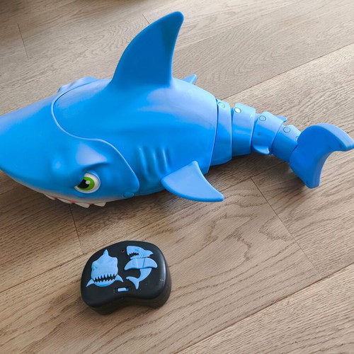 Mega Chomp remote control shark by Giochi Preziosi