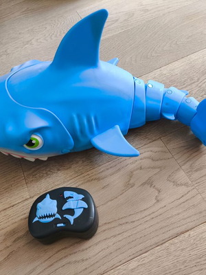 Mega Chomp remote control shark by Giochi Preziosi