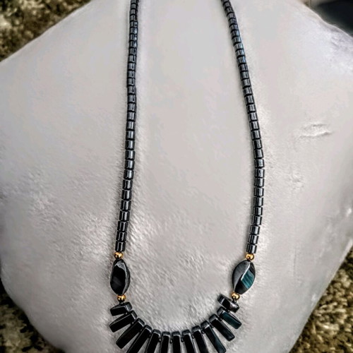 Vintage women's necklace with hematite and natural stone like new