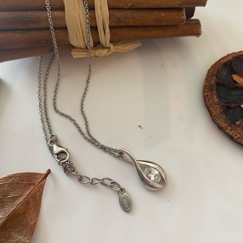 Silver necklace 925 teardrop like new
