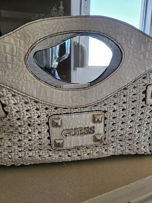 Τσάντα Guess μεταχειρισμένη χειρός, λευκή, πλεκτή με μαγνητικό κούμπωμα