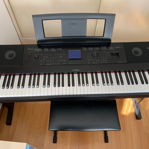 Yamaha Portable Grand DGX-660 electric piano used, black