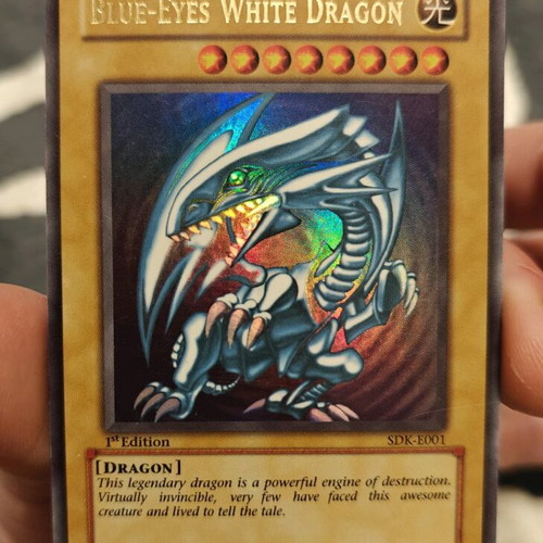 Blue Eyes White Dragon 1st Edition SDK-E001 ultra rare, like new