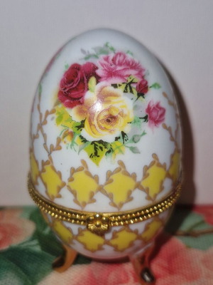 Limoge porcelain decorative egg like new