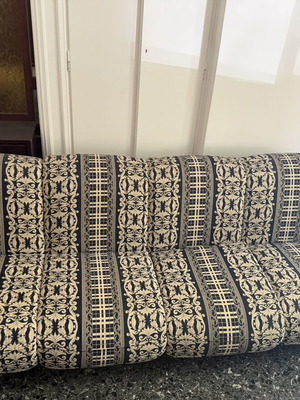 Living room set like new with 2 armchairs and 2 stools, baroque fabric