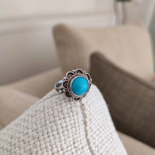 Silver vintage ring stamped 100 with turquoise stone in very good condition