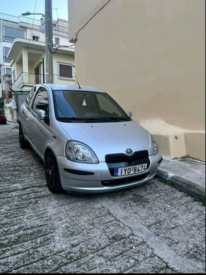 Toyota Yaris 2001 μεταχειρισμένο, βενζίνη, χειροκίνητο, ασημί