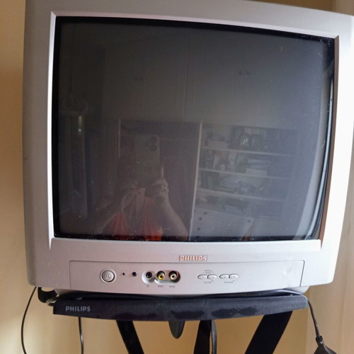 Philips CRT 17" TV used with wall mount for retro gaming