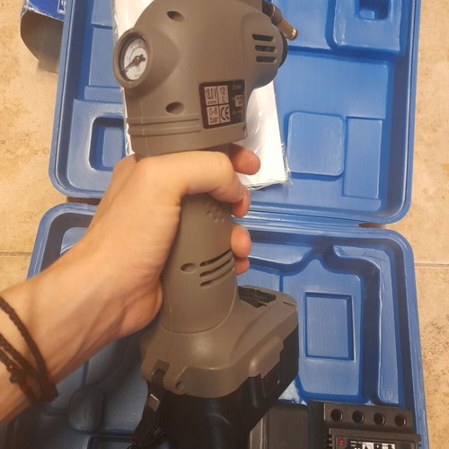 Kinzo 18V Battery Air Compressor Set with Case and Charger