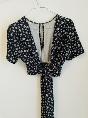 Top with Open Back like new, Trendyol, black and white, size S
