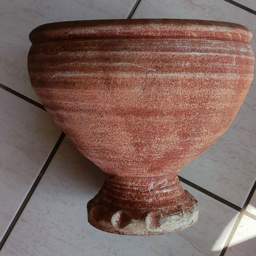 Clay flowerpot used with crack at base