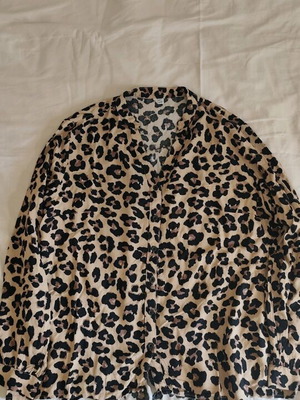 Women's leopard print shirt with black buttons like new